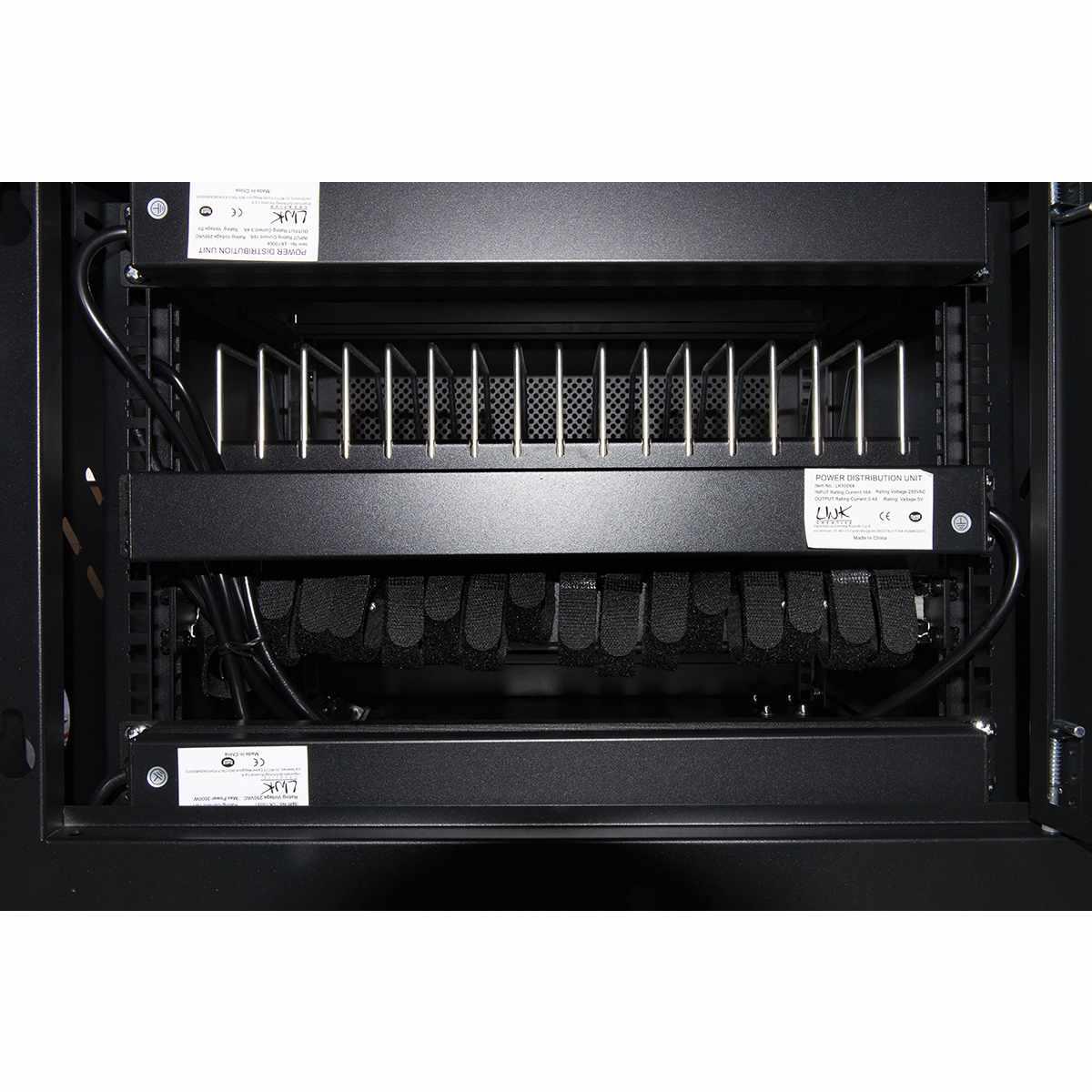 Armadio alloggiamento 16 notebook o tablet colore nero con tre multiprese con 16 porte usb 5 volt 16a e 6 porte 220 volt universali ita/schuko